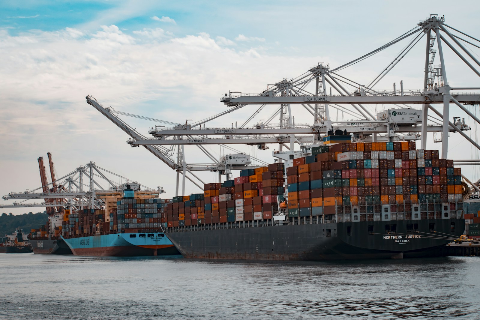 Deep-water container vessel and port logistics at Mundra